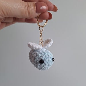 Gehaakte sleutelhanger 'Light blue & white bee'
