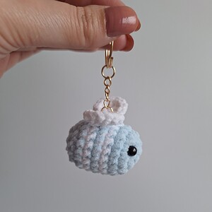 Gehaakte sleutelhanger 'Light blue & white bee'