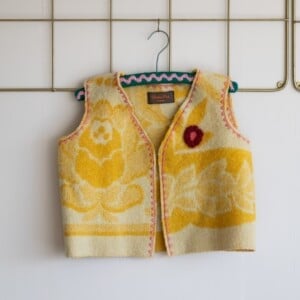 Gele gilet met bloem
