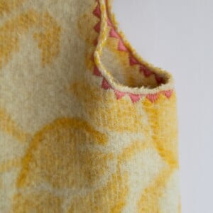 Gele gilet met bloem