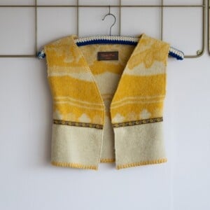 Gele wollen gilet met bruin gebloemd vintage bandje