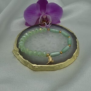 Handgemaakte armband met vergulde bedel