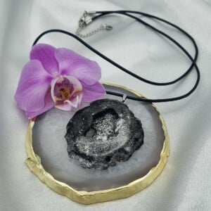 Handgemaakte ketting en epoxy hanger 'geode'