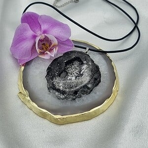 Handgemaakte ketting en epoxy hanger 'geode'