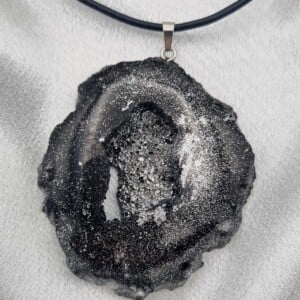 Handgemaakte ketting en epoxy hanger 'geode'