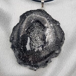 Handgemaakte ketting en epoxy hanger 'geode'