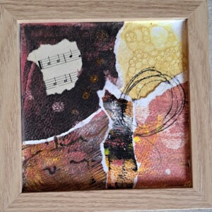 Kleine collage met geverfd papier op houten spaarpotje, acrylverf kleurstelling  rood geelzwart wit