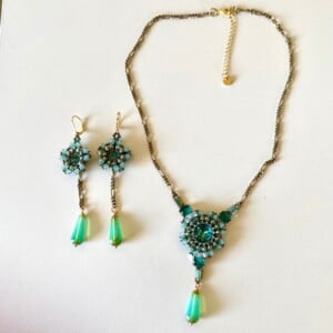 Leah Collier en oorhangers in paars en Aqua