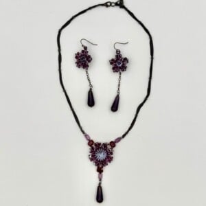 Leah Collier en oorhangers paars