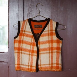 Upcycled Oranje creme geruite wollen gilet maat 122/128 met geborduurde hond op de rug