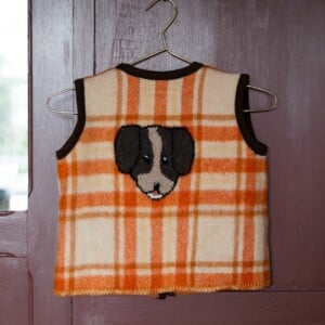 Upcycled Oranje creme geruite wollen gilet maat 122/128 met geborduurde hond op de rug