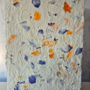Poster gemaakt van handgeschept papier met bloemen uit een plukboeket (inclusief passe-partout)