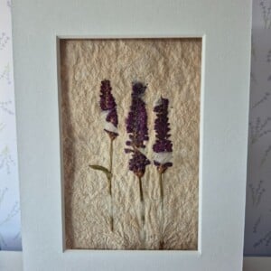 Poster gemaakt van handgeschept papier met donker roze pink inspiration (inclusief passe-partout)