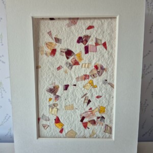 Poster gemaakt van handgeschept papier met gekleurde bloemen (inclusief passe-partout)