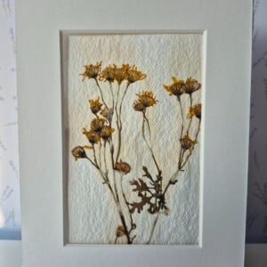 Poster gemaakt van handgeschept papier met gele bloemen (inclusief passe-partout)