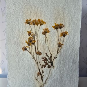Poster gemaakt van handgeschept papier met gele bloemen (inclusief passe-partout)