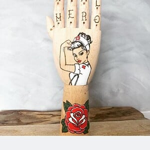 Houten Tattoo Handje - zuster rode roos