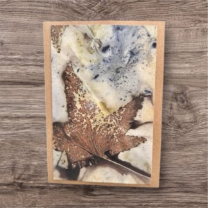 Unieke ecoprint kaart op bruin kraftpapier – kunstwerk uit de natuur