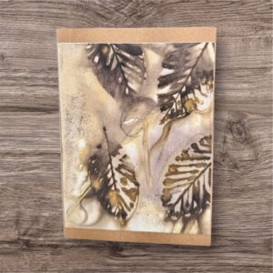 Unieke ecoprint kaart op bruin kraftpapier – kunstwerk uit de natuur - bruin