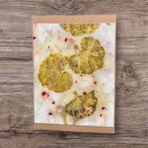 Unieke ecoprint kaart op bruin kraftpapier – kunstwerk uit de natuur -geel