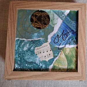 Kleine collage op spaarpotje, kleurstelling acrylverf  blauw geel zwart wit