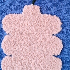 tufted wanddecoratie - Roze Anjer in een vaas