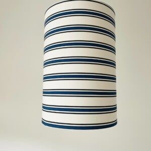 Unieke,, duurzame blauw/witte hanglamp - handgemaakt van tweedehands kleding