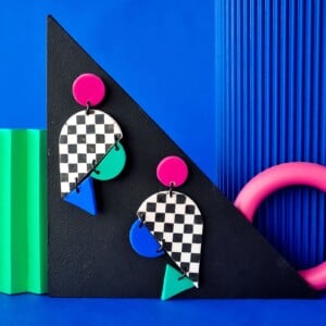 Kleurrijke, handgemaakte checkered oorbellen, beschikbaar in 3 kleurencombinaties. Lichtgewicht, dopamine statement Memphis Polymeerklei oorbellen