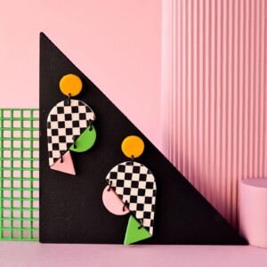 Kleurrijke, handgemaakte checkered oorbellen, beschikbaar in 3 kleurencombinaties. Lichtgewicht, dopamine statement Memphis Polymeerklei oorbellen