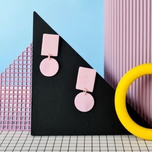 Kleurrijke, handgemaakte colorblock oorbellen, beschikbaar in 5 verschillende kleuren. Lichtgewicht, dopamine statement Memphis Polymeerklei oorbellen