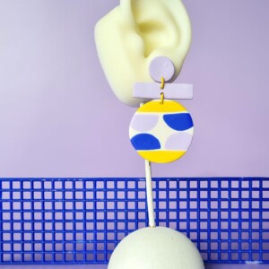Kleurrijke, handgemaakte oorbellen, geel, lila en blauw patroon. Lichtgewicht, dopamine statement Memphis Polymeerklei oorbellen