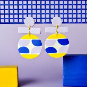 Kleurrijke, handgemaakte oorbellen, geel, lila en blauw patroon. Lichtgewicht, dopamine statement Memphis Polymeerklei oorbellen