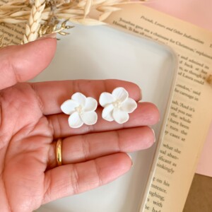 Dainty Witte bloemjes oorbellen van klei
