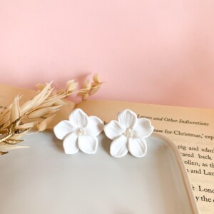 Dainty Witte bloemjes oorbellen van klei