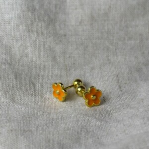 De 925 zilveren Flora studs in oranje