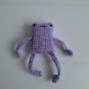 Gehaakte knuffel 'Lila kikker'