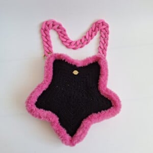 Gehaakte tas 'Black & pink furry star'