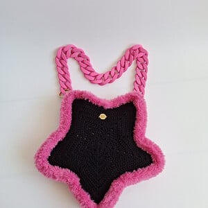 Gehaakte tas 'Black & pink furry star'