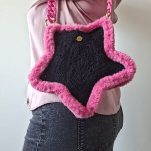 Gehaakte tas 'Black & pink furry star'