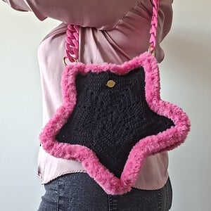 Gehaakte tas 'Black & pink furry star'