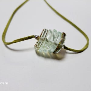 Halsketting van gerecycled glas
