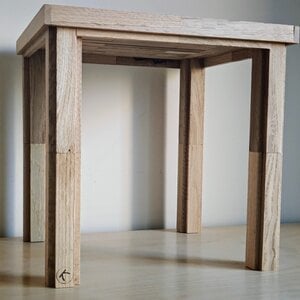 Handgemaakt en beschilderd houten bijzettafeltje – uniek item voor jouw interieur