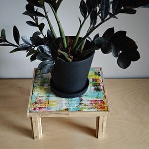 Handgemaakt en beschilderd houten plantentafeltje – uniek decoratief item voor jouw interieur