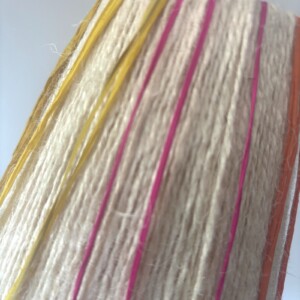 Handgemaakt lampje van sisal en raffia met een trendy fluor detail