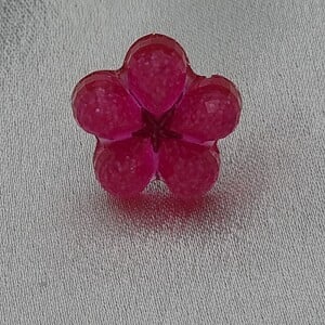 Handgemaakte epoxy oorstekers 'bloem facet' - roze