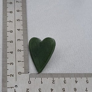 Handgemaakte epoxy oorstekers 'hart groot' - bos groen