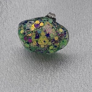 Handgemaakte epoxy oorstekers 'kiezel' - mint glitter