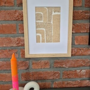Handgeschept papier abstracte vormen in een houtkleurige A4 lijst