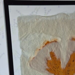 Handgeschept papier met Ginkoblad ingelijst in een moderne zwarte lijst 13x18