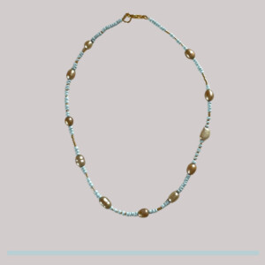 Ketting met Zoetwaterparels en en groene kraaltjes